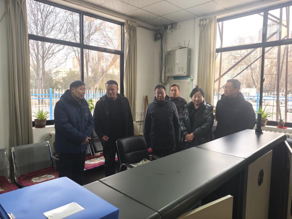 寒冷冬日 温情关怀--学校领导慰问寒假在岗一线教职工