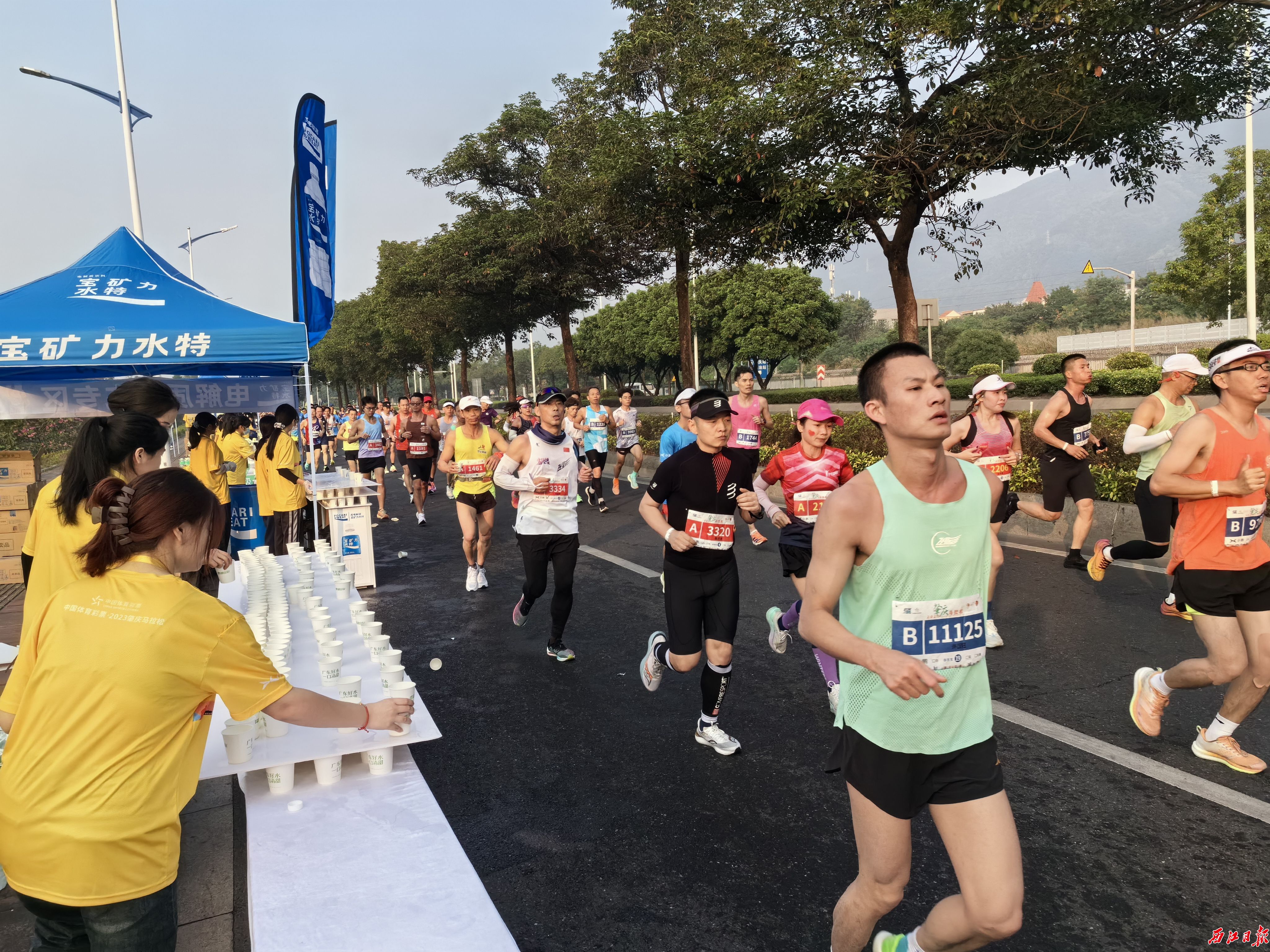 1701009150112044.jpg 赛道补给。团市委供图.jpg.jpg