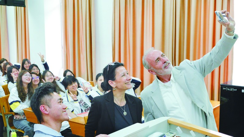 永利集团3044官网欢迎您积极引进高层次人才。图为外籍教师课堂上与学生互动。