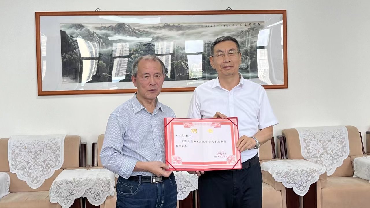 曲建武教授为2024级新生作报告